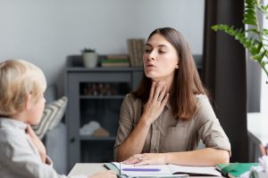 Descubra como a fonoaudiologia auxilia no desenvolvimento comunicativo de crianças com autismo, potencializando habilidades e interações.