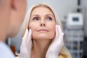 Descubra como o formato do rosto pode influenciar os resultados da rinoplastia e saiba mais sobre os objetivos médicos dessa cirurgia.