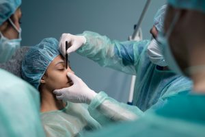 Será que o gênero interfere no resultado da rinoplastia? Clique e descubra tudo sobre a rinoplastia feminina e masculina.