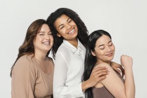 Três mulheres de diferentes etnias para representar a rinoplastia conforme as diversas etnias existentes no mundo,