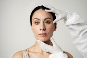 Saiba como procedimentos complementares à rinoplastia ajudam a equilibrar o rosto e potencializar a harmonia facial. Confira as combinações mais seguras e indicadas pelos médicos.